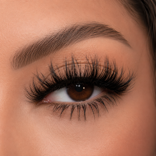 ADE 15mm bold fluffy 3D mink lashes on model – Yalordé Lashes