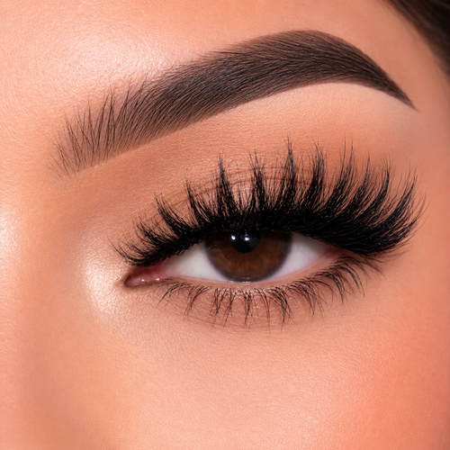 Kasandra 15mm bold dramatic wispy lashes on model – Yalordé Lashes