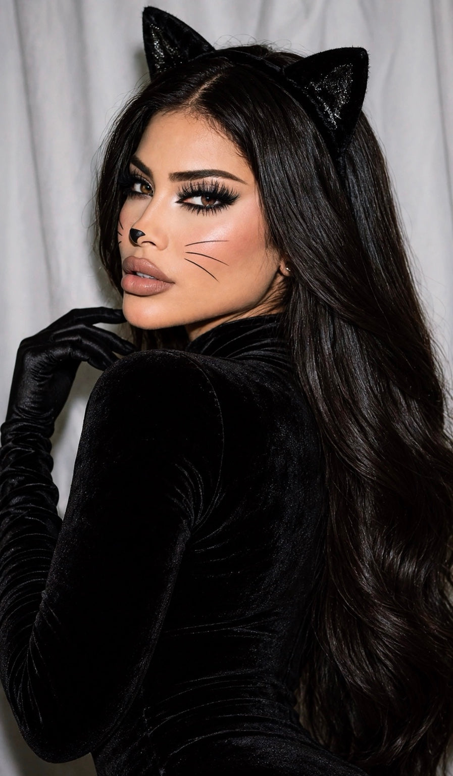 Yalordé Lashes Halloween look with cat ears and glamorous lashes